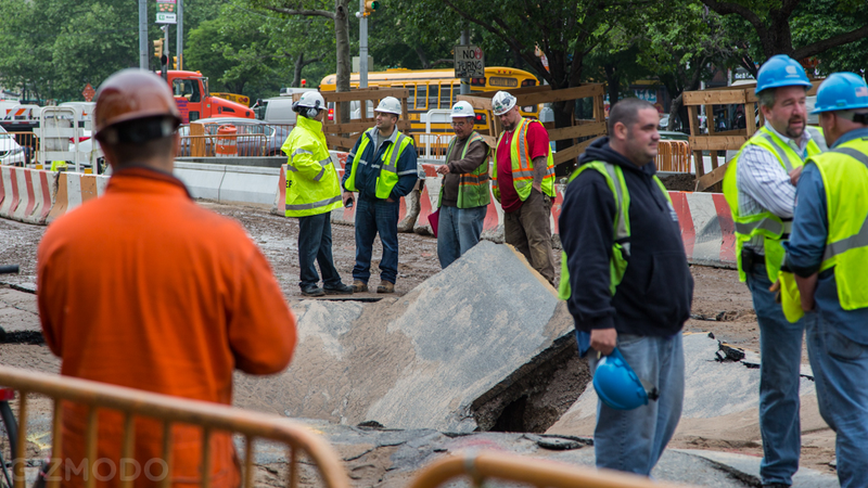 Illustration for article titled A Giant Sinkhole Just Opened Up in the Middle of Manhattan